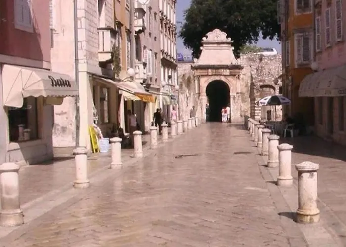 La Paulina's Iii Апартаменти